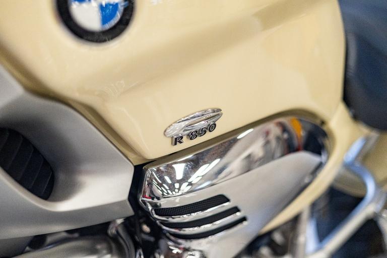 la moto « la moins désirée » de bmw revient par la grande porte 26 ans plus tard, ce r850 c quasi neuve pourrait valoir bien plus que prévu 9