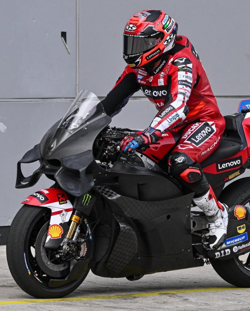la moto la plus folle de motogp ducati sort une gp26 façon moto de batman, avec une face avant radicale pensée sur mesure pour marc márquez 1