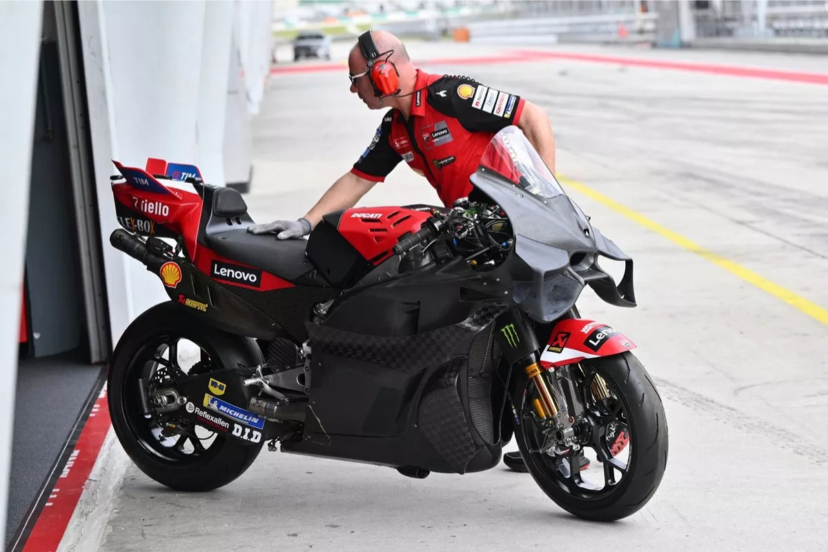 la moto la plus folle de motogp ducati sort une gp26 façon moto de batman, avec une face avant radicale pensée sur mesure pour marc márquez