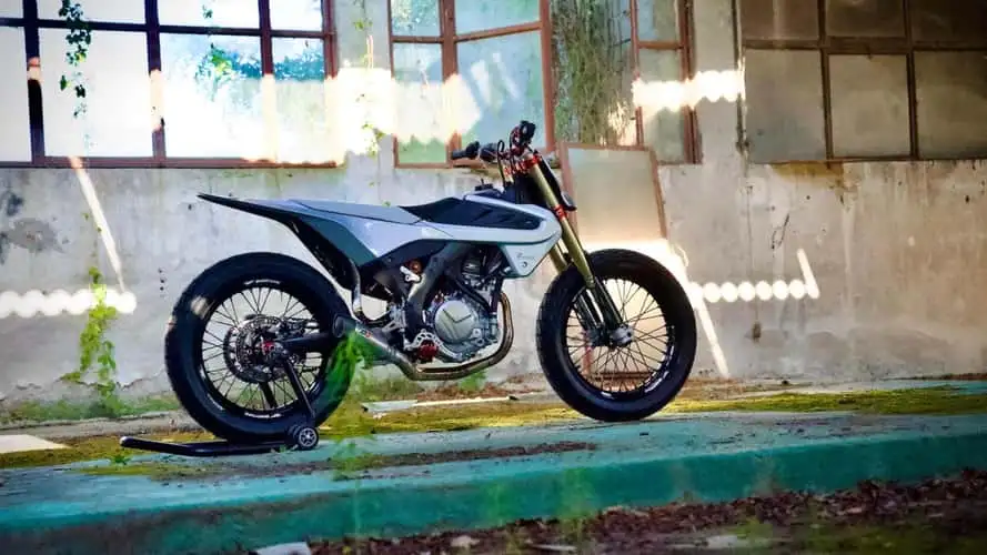la suisse défie les géants de la moto une petite équipe a conçu une machine de dirt track en carbone ajustable qui pourrait ridiculiser les cadres en acier classiques 1