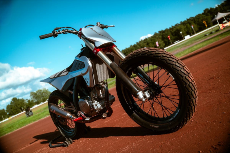 la suisse défie les géants de la moto une petite équipe a conçu une machine de dirt track en carbone ajustable qui pourrait ridiculiser les cadres en acier classiques