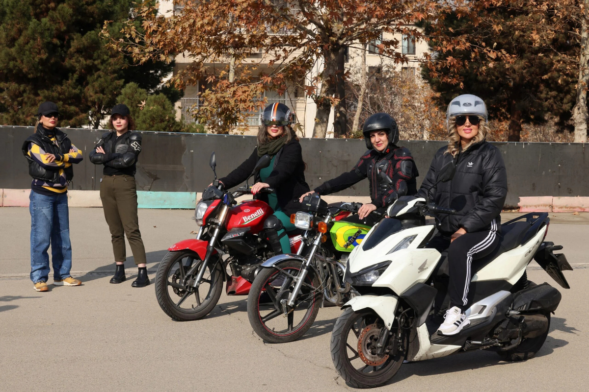 le dernier pays qui empêchait encore les femmes d’obtenir le permis moto recule enfin ce que cela veut dire pour la liberté de circuler, de travailler et de vivre