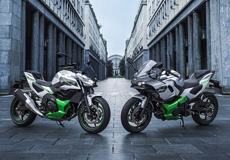 le yamaha tmax peut commencer à s’inquiéter kawasaki prépare un maxi scooter hybride avec batterie avancée, boîte auto à 6 rapports et mode boost qui le transforme en catapulte à chaque feu rouge 4