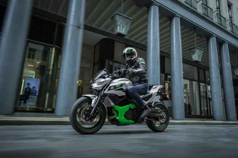 le yamaha tmax peut commencer à s’inquiéter kawasaki prépare un maxi scooter hybride avec batterie avancée, boîte auto à 6 rapports et mode boost qui le transforme en catapulte à chaque feu rouge
