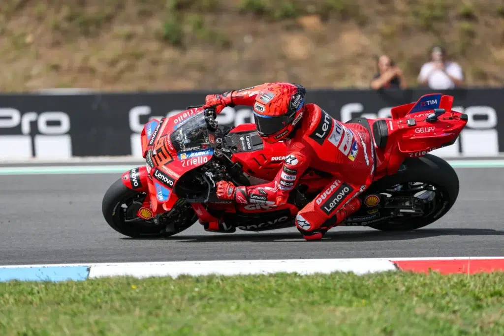 motogp 2027 ducati dénonce des règles “simplifiées contre elle” et prévient que son patron trouvera quand même une astuce dans les zones grises du règlement 1