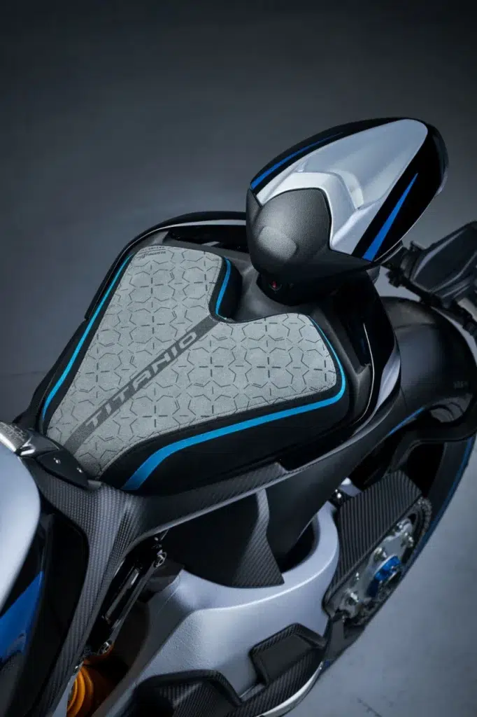 mv agusta sort la grosse artillerie la rush titanio mêle moteur de 1 000 cm³, pièces en titane partout et fibres de carbone pour une série ultra limitée à 300 motos 11