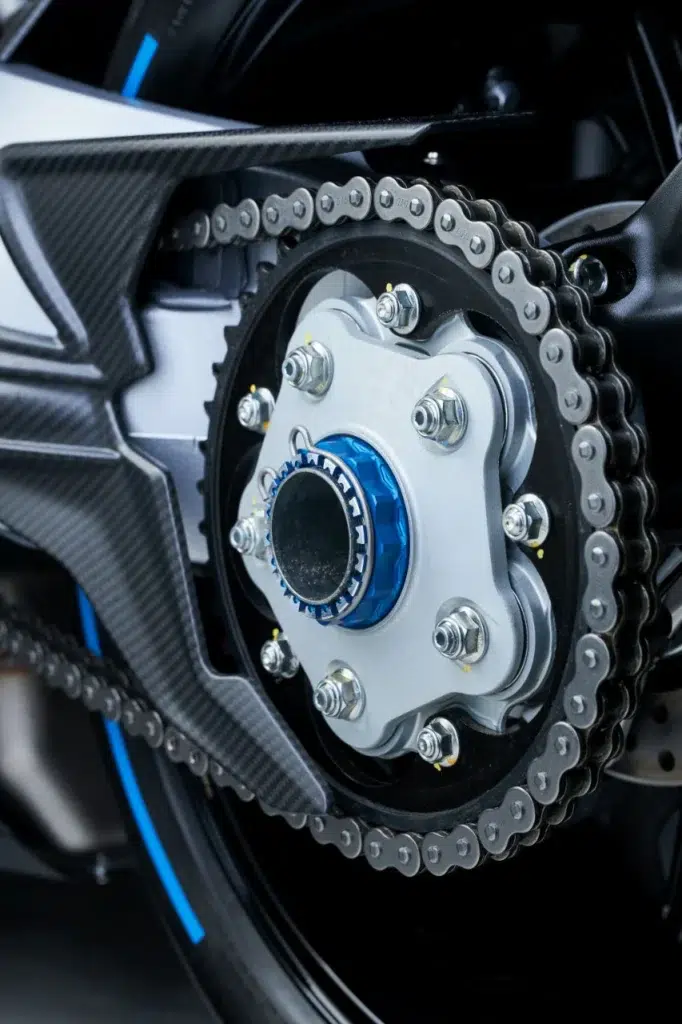 mv agusta sort la grosse artillerie la rush titanio mêle moteur de 1 000 cm³, pièces en titane partout et fibres de carbone pour une série ultra limitée à 300 motos 12