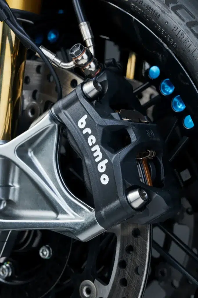 mv agusta sort la grosse artillerie la rush titanio mêle moteur de 1 000 cm³, pièces en titane partout et fibres de carbone pour une série ultra limitée à 300 motos 13