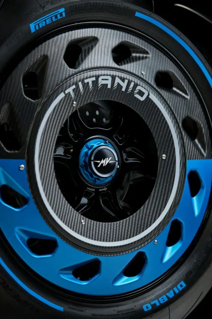 mv agusta sort la grosse artillerie la rush titanio mêle moteur de 1 000 cm³, pièces en titane partout et fibres de carbone pour une série ultra limitée à 300 motos 16