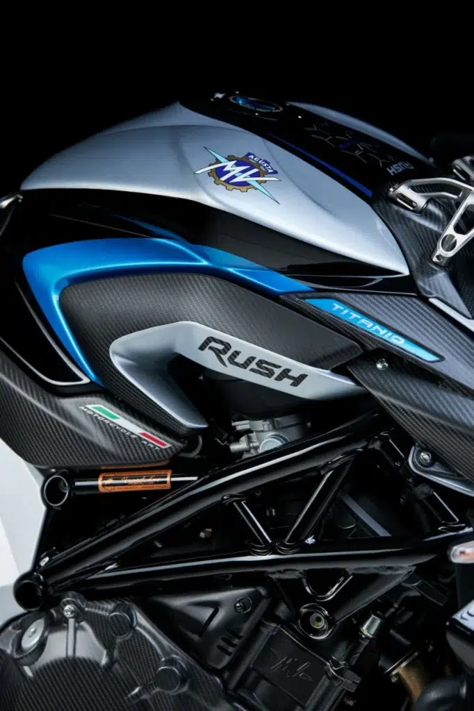 mv agusta sort la grosse artillerie la rush titanio mêle moteur de 1 000 cm³, pièces en titane partout et fibres de carbone pour une série ultra limitée à 300 motos 19