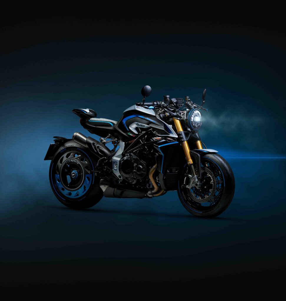 mv agusta sort la grosse artillerie la rush titanio mêle moteur de 1 000 cm³, pièces en titane partout et fibres de carbone pour une série ultra limitée à 300 motos 2