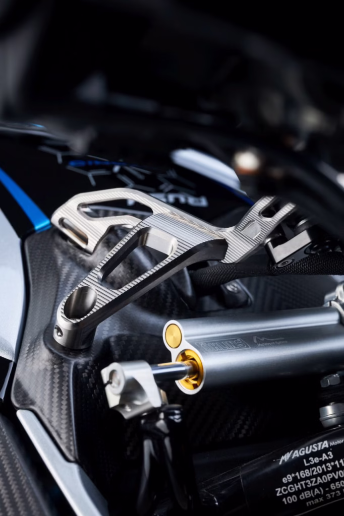 mv agusta sort la grosse artillerie la rush titanio mêle moteur de 1 000 cm³, pièces en titane partout et fibres de carbone pour une série ultra limitée à 300 motos 22