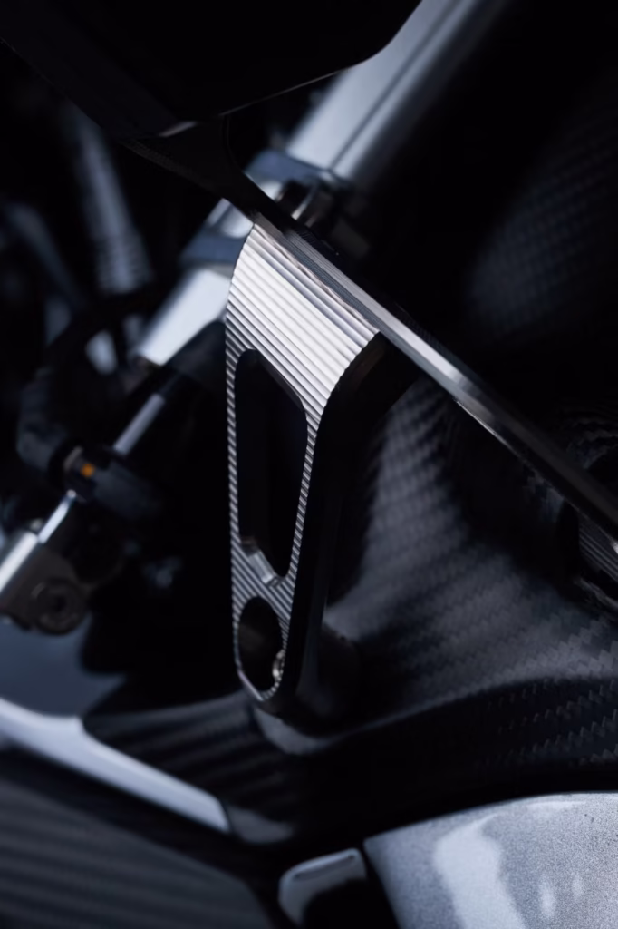 mv agusta sort la grosse artillerie la rush titanio mêle moteur de 1 000 cm³, pièces en titane partout et fibres de carbone pour une série ultra limitée à 300 motos 28