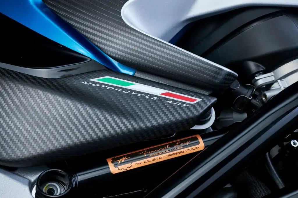 mv agusta sort la grosse artillerie la rush titanio mêle moteur de 1 000 cm³, pièces en titane partout et fibres de carbone pour une série ultra limitée à 300 motos 31