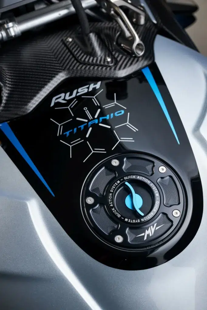 mv agusta sort la grosse artillerie la rush titanio mêle moteur de 1 000 cm³, pièces en titane partout et fibres de carbone pour une série ultra limitée à 300 motos 8