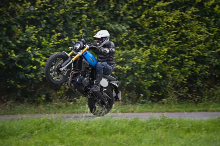 puissance, couple, poids les trois chiffres que les motards français mélangent tout le temps (et la méthode simple pour choisir la bonne moto sans regret)
