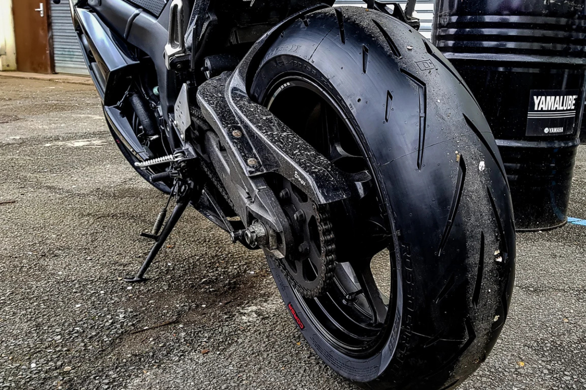 vos pneus moto vous parlent sans que vous le sachiez ce guide pour comprendre leurs différentes couches peut vous être bien plus utile que vous ne l’imaginez