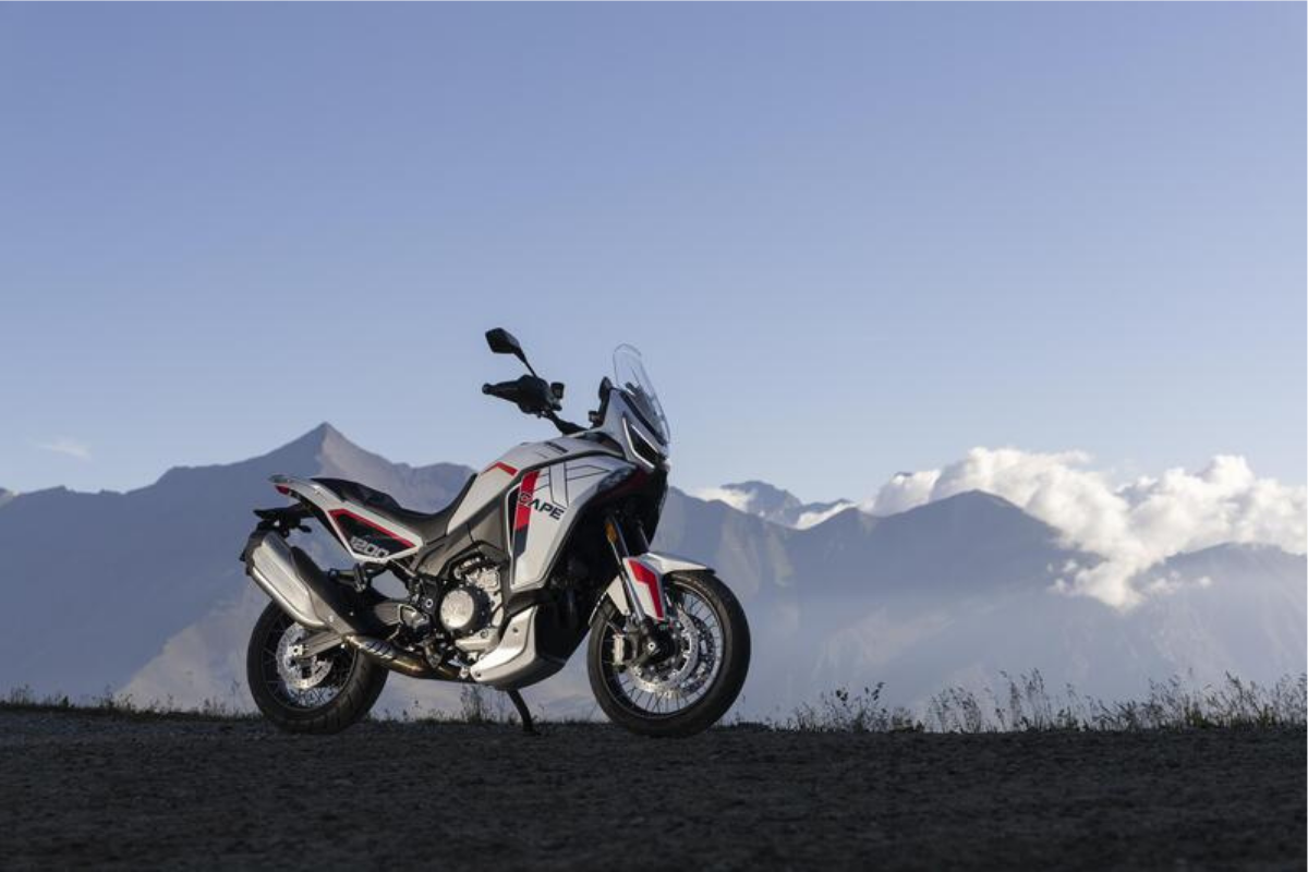 129 ch, radar angle mort, brembo, caméra intégrée la moto morini x cape 1200 débarque et ça devrait inquiéter honda et bmw !