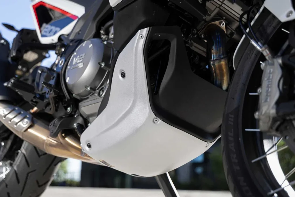 129 ch, radar angle mort, brembo, caméra intégrée la moto morini x cape 1200 débarque et ça devrait inquiéter honda et bmw 10