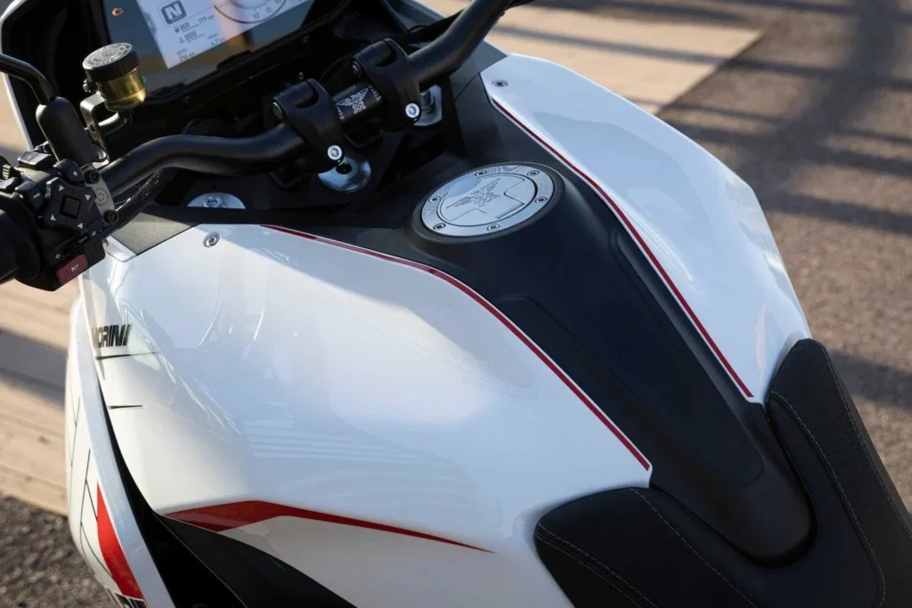 129 ch, radar angle mort, brembo, caméra intégrée la moto morini x cape 1200 débarque et ça devrait inquiéter honda et bmw 11