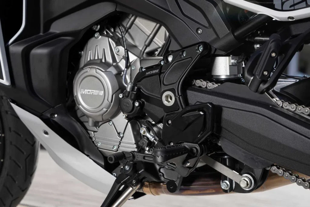 129 ch, radar angle mort, brembo, caméra intégrée la moto morini x cape 1200 débarque et ça devrait inquiéter honda et bmw 12