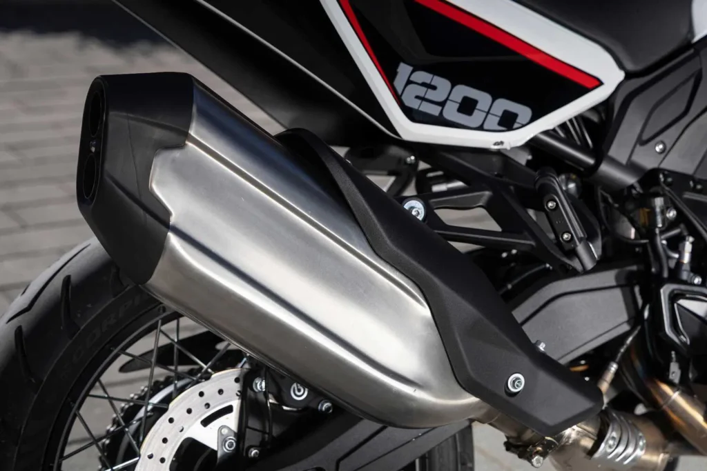 129 ch, radar angle mort, brembo, caméra intégrée la moto morini x cape 1200 débarque et ça devrait inquiéter honda et bmw 14