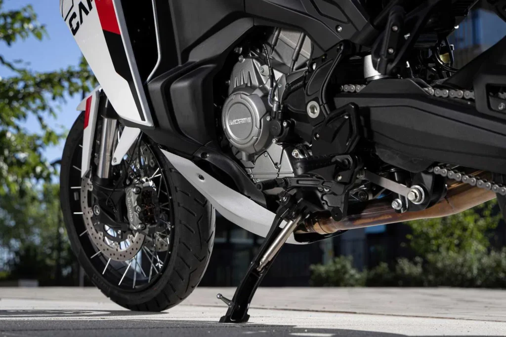 129 ch, radar angle mort, brembo, caméra intégrée la moto morini x cape 1200 débarque et ça devrait inquiéter honda et bmw 15