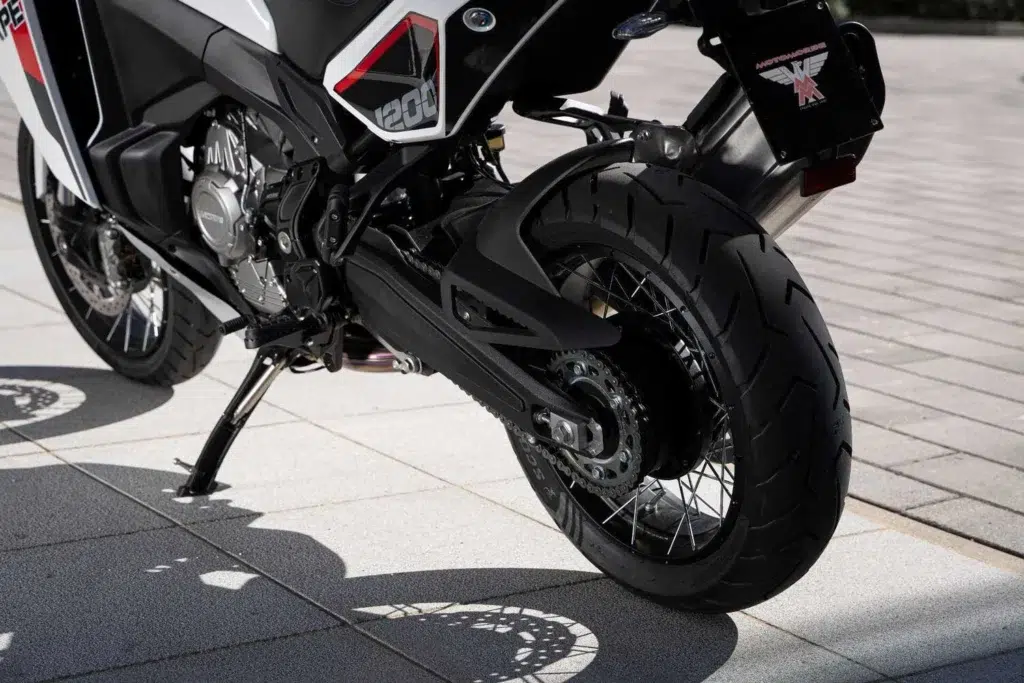 129 ch, radar angle mort, brembo, caméra intégrée la moto morini x cape 1200 débarque et ça devrait inquiéter honda et bmw 17