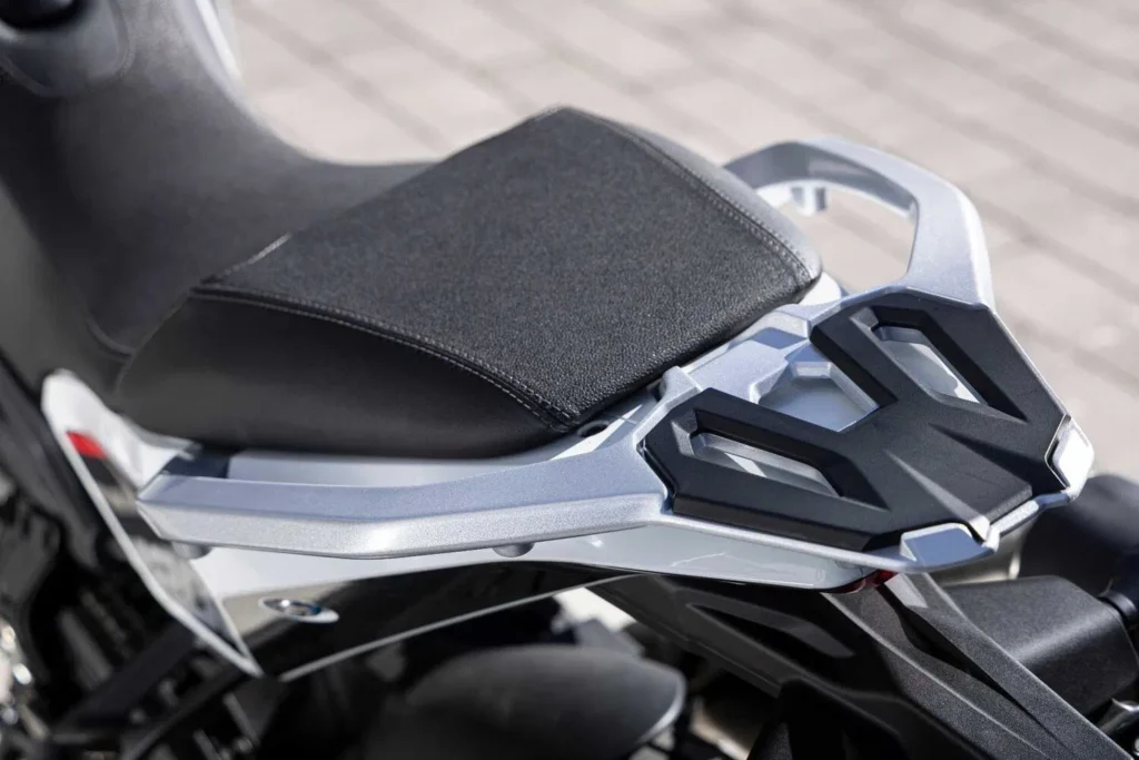 129 ch, radar angle mort, brembo, caméra intégrée la moto morini x cape 1200 débarque et ça devrait inquiéter honda et bmw 18