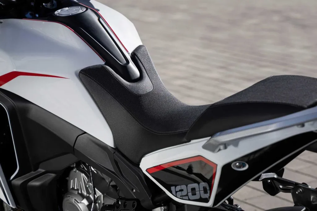 129 ch, radar angle mort, brembo, caméra intégrée la moto morini x cape 1200 débarque et ça devrait inquiéter honda et bmw 20