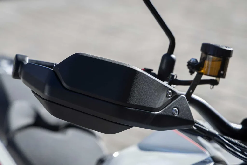 129 ch, radar angle mort, brembo, caméra intégrée la moto morini x cape 1200 débarque et ça devrait inquiéter honda et bmw 21