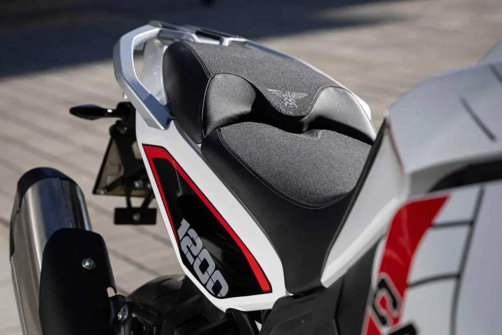 129 ch, radar angle mort, brembo, caméra intégrée la moto morini x cape 1200 débarque et ça devrait inquiéter honda et bmw 22