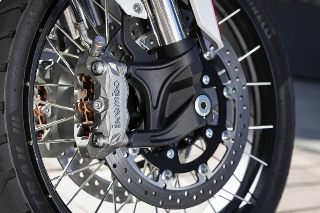 129 ch, radar angle mort, brembo, caméra intégrée la moto morini x cape 1200 débarque et ça devrait inquiéter honda et bmw 23