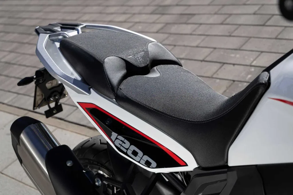 129 ch, radar angle mort, brembo, caméra intégrée la moto morini x cape 1200 débarque et ça devrait inquiéter honda et bmw 24