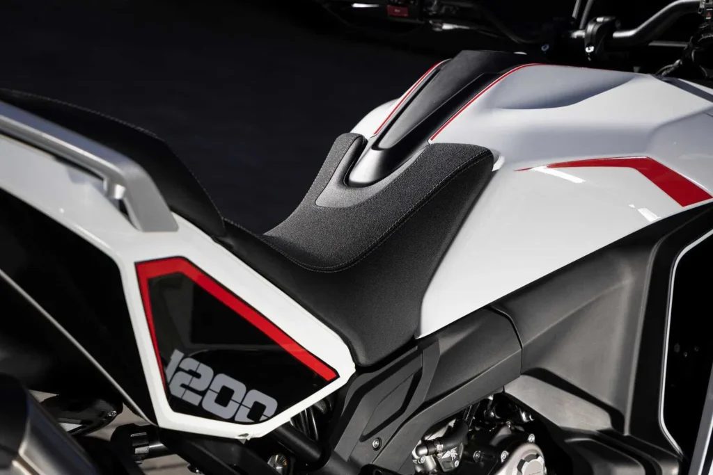 129 ch, radar angle mort, brembo, caméra intégrée la moto morini x cape 1200 débarque et ça devrait inquiéter honda et bmw 25