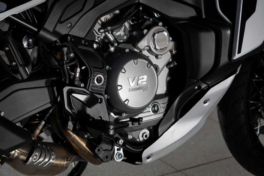 129 ch, radar angle mort, brembo, caméra intégrée la moto morini x cape 1200 débarque et ça devrait inquiéter honda et bmw 26