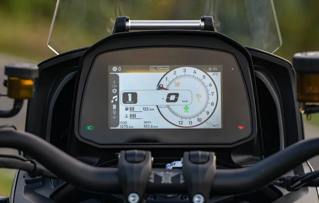 129 ch, radar angle mort, brembo, caméra intégrée la moto morini x cape 1200 débarque et ça devrait inquiéter honda et bmw 27