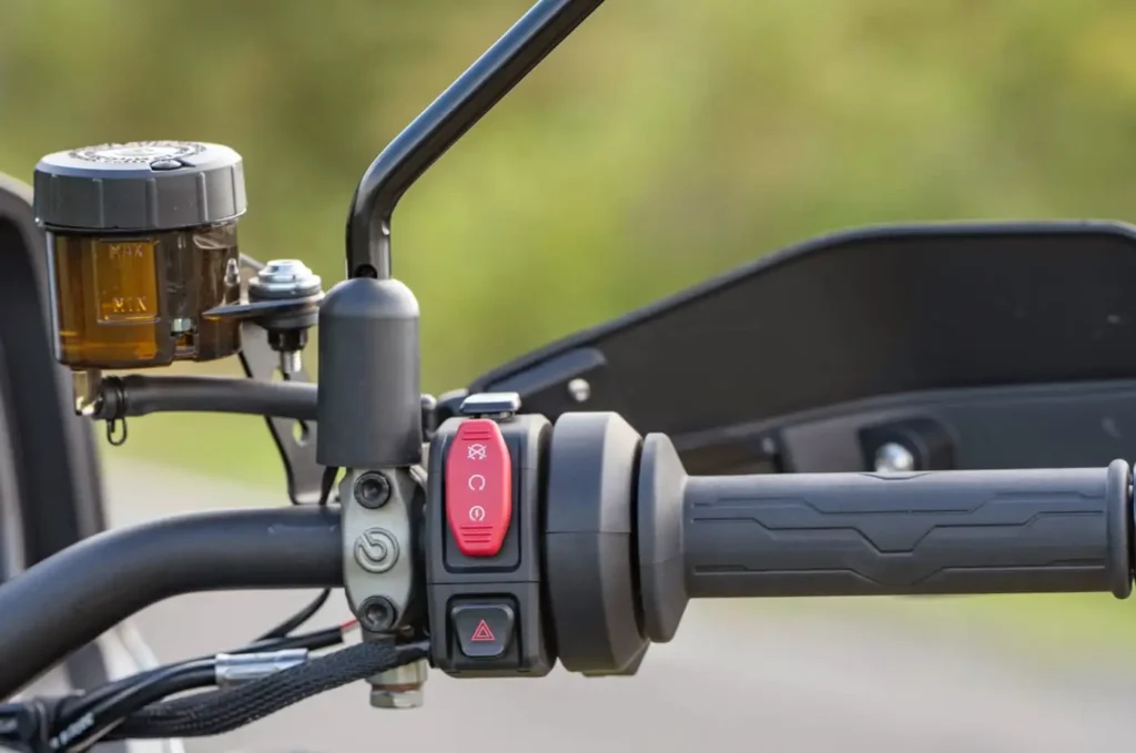 129 ch, radar angle mort, brembo, caméra intégrée la moto morini x cape 1200 débarque et ça devrait inquiéter honda et bmw 29