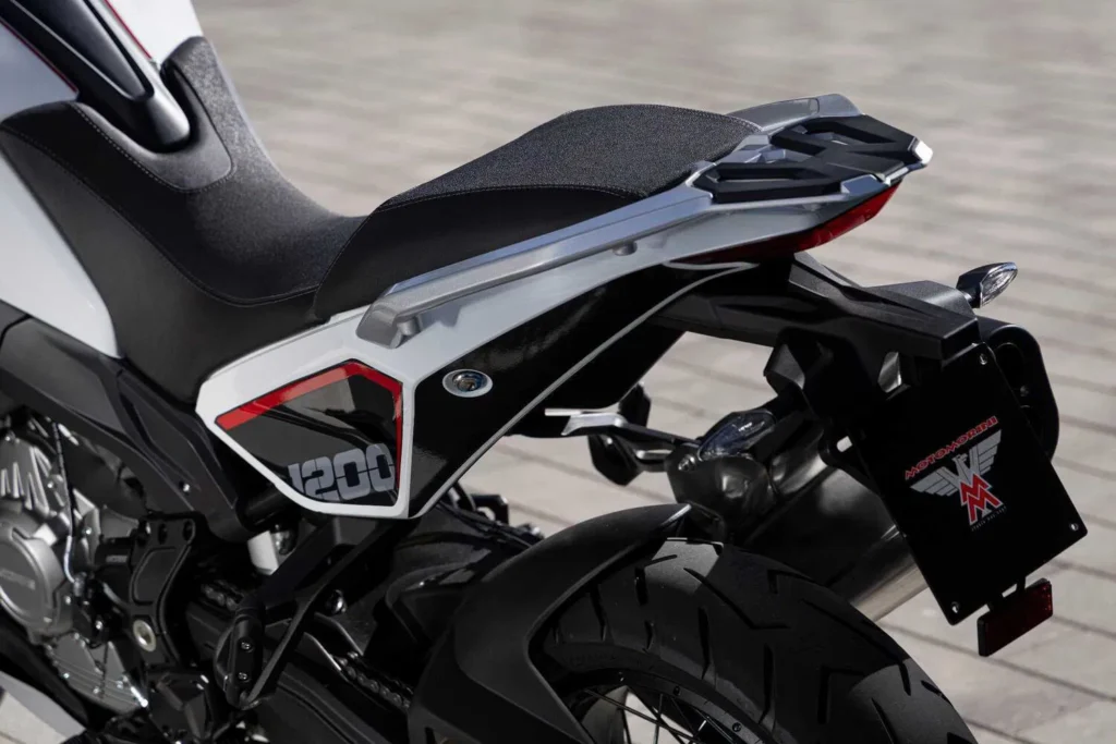 129 ch, radar angle mort, brembo, caméra intégrée la moto morini x cape 1200 débarque et ça devrait inquiéter honda et bmw 8