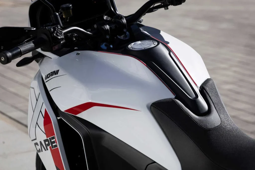 129 ch, radar angle mort, brembo, caméra intégrée la moto morini x cape 1200 débarque et ça devrait inquiéter honda et bmw 9