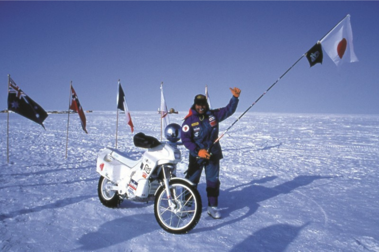 47 ans avant les influenceurs, ce japonais montait l’everest à moto la vie hallucinante de shinji kazama, roi des pôles, des déserts et des volcans