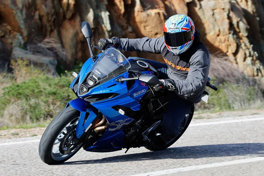 83 ch, 67 mpg et 9 699 € la suzuki gsx 8r 776cc fait ce que yamaha et honda n'ont pas réussi à faire dans ce segment 2