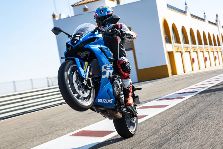 83 ch, 67 mpg et 9 699 € la suzuki gsx 8r 776cc fait ce que yamaha et honda n'ont pas réussi à faire dans ce segment 3