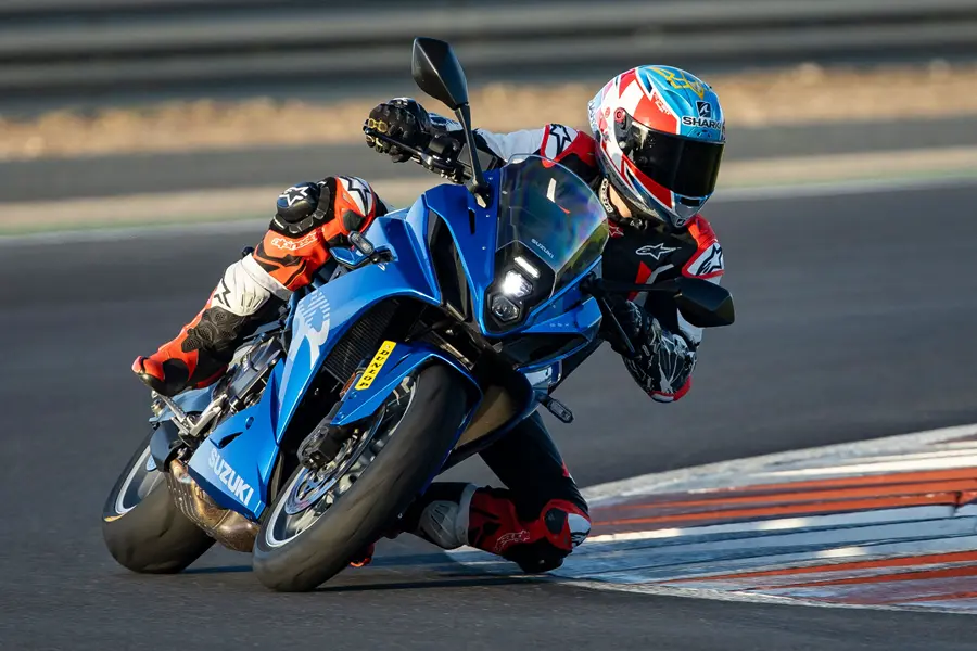 83 ch, 67 mpg et 9 699 € la suzuki gsx 8r 776cc fait ce que yamaha et honda n'ont pas réussi à faire dans ce segment 4