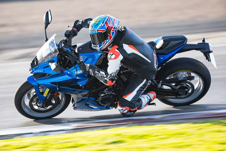83 ch, 67 mpg et 9 699 € la suzuki gsx 8r 776cc fait ce que yamaha et honda n'ont pas réussi à faire dans ce segment 5