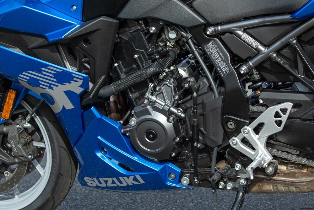 83 ch, 67 mpg et 9 699 € la suzuki gsx 8r 776cc fait ce que yamaha et honda n'ont pas réussi à faire dans ce segment 6