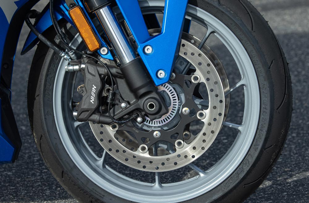 83 ch, 67 mpg et 9 699 € la suzuki gsx 8r 776cc fait ce que yamaha et honda n'ont pas réussi à faire dans ce segment 7