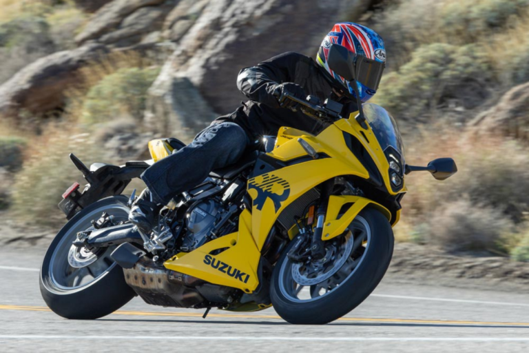 83 ch, 67 mpg et 9 699 € la suzuki gsx 8r 776cc fait ce que yamaha et honda n'ont pas réussi à faire dans ce segment