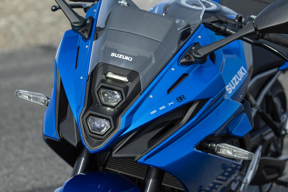 83 ch, 67 mpg et 9 699 € la suzuki gsx 8r 776cc fait ce que yamaha et honda n'ont pas réussi à faire dans ce segment 8