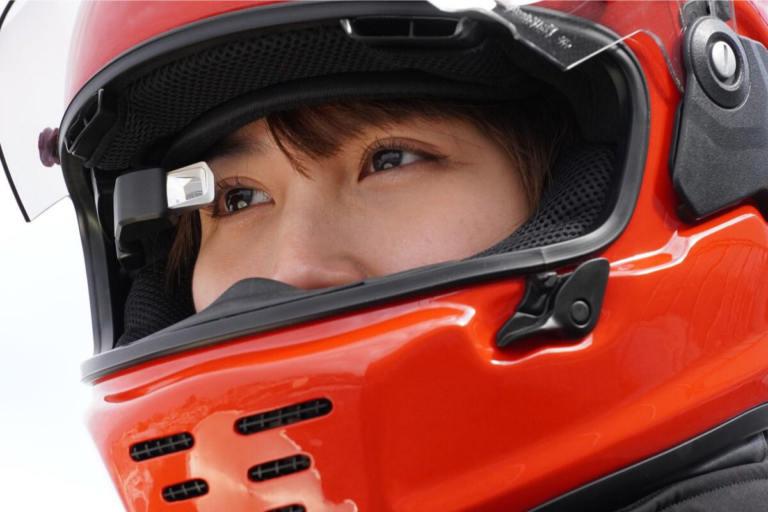 au japon, ce gadget transforme chaque casque en cockpit de chasseur hud devant l’œil, caméra arrière et carplay sans changer de casque